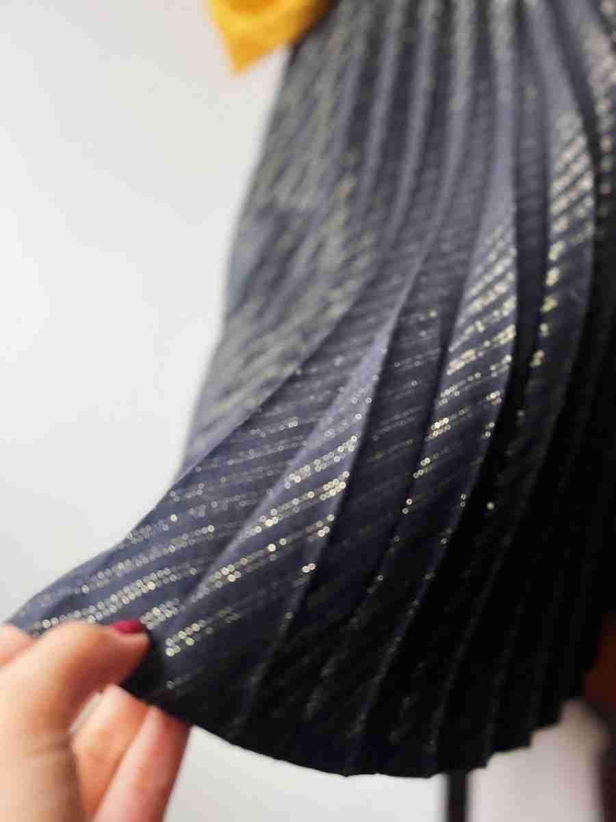 32F84417-4083-4D4B-9E4F-08D9B5D86F5D Gonna nera laminata