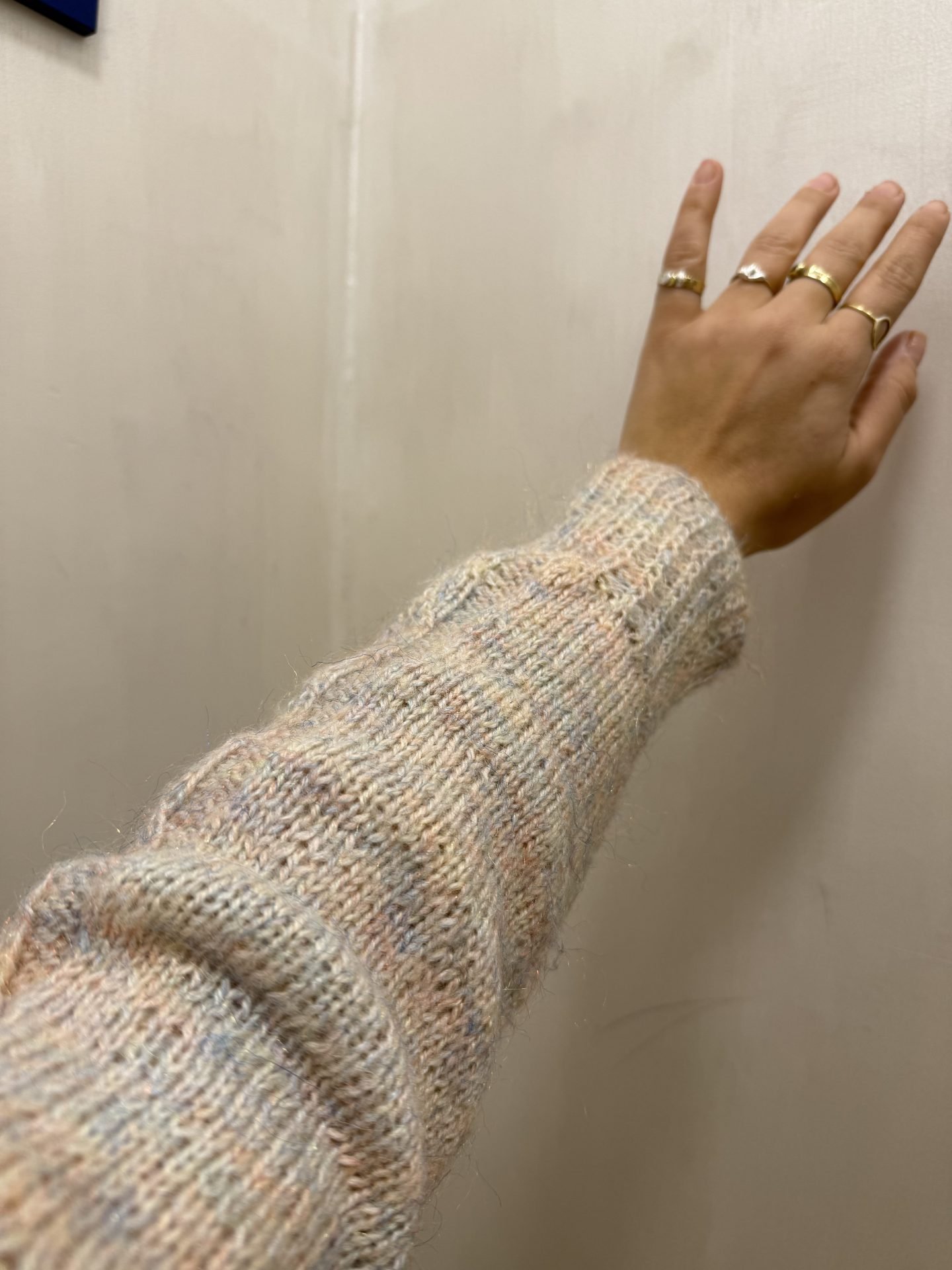 Maglione rosa chiaro