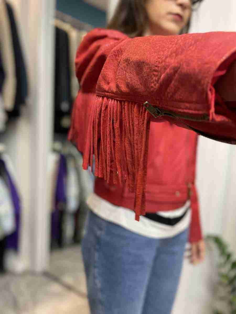 Chiodo rosso con frange