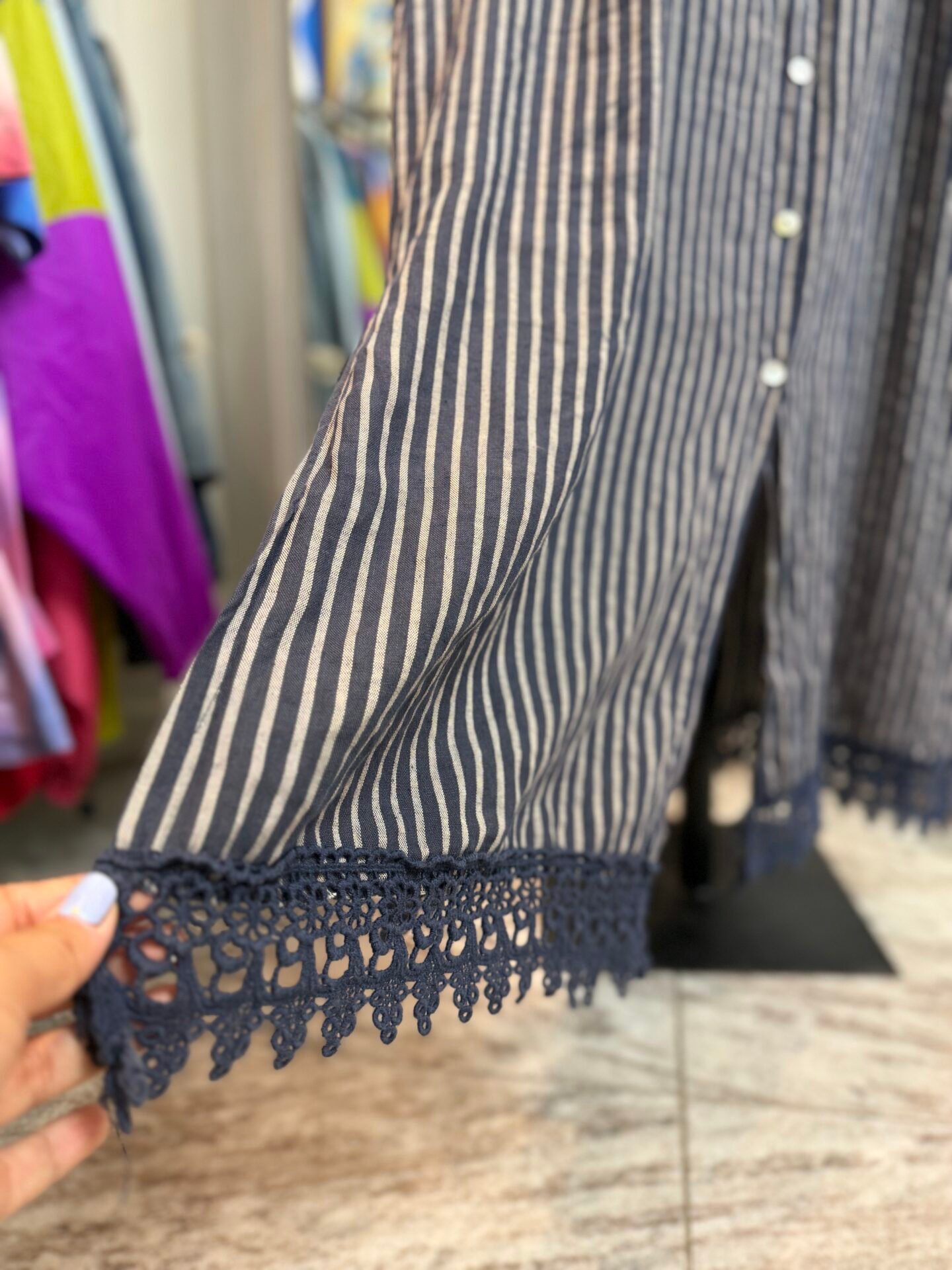 Vestito blu a righe