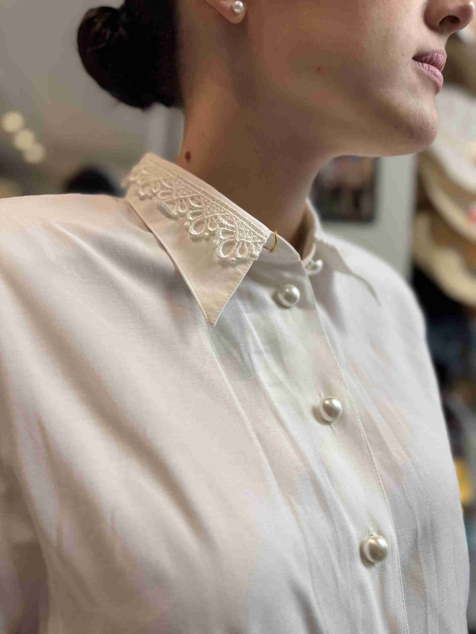 IMG_4694 Camicia bianca con colletto ricamato