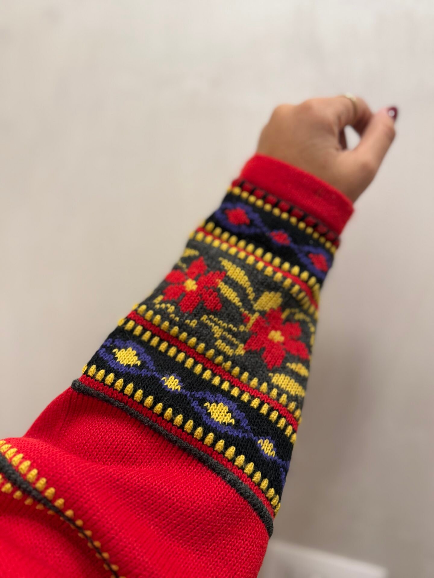 Maglione rosso fantasia