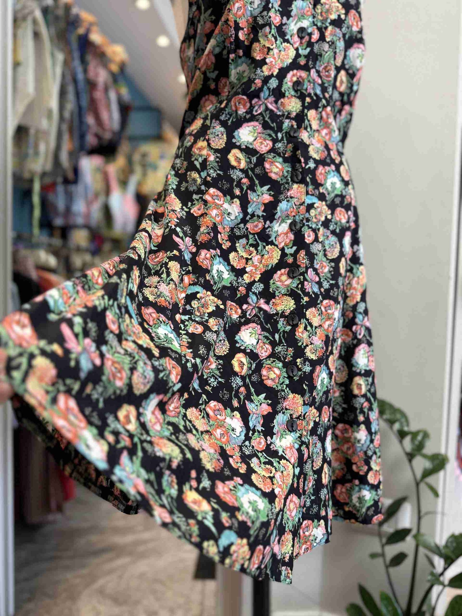 Vestito nero floreale incrociato