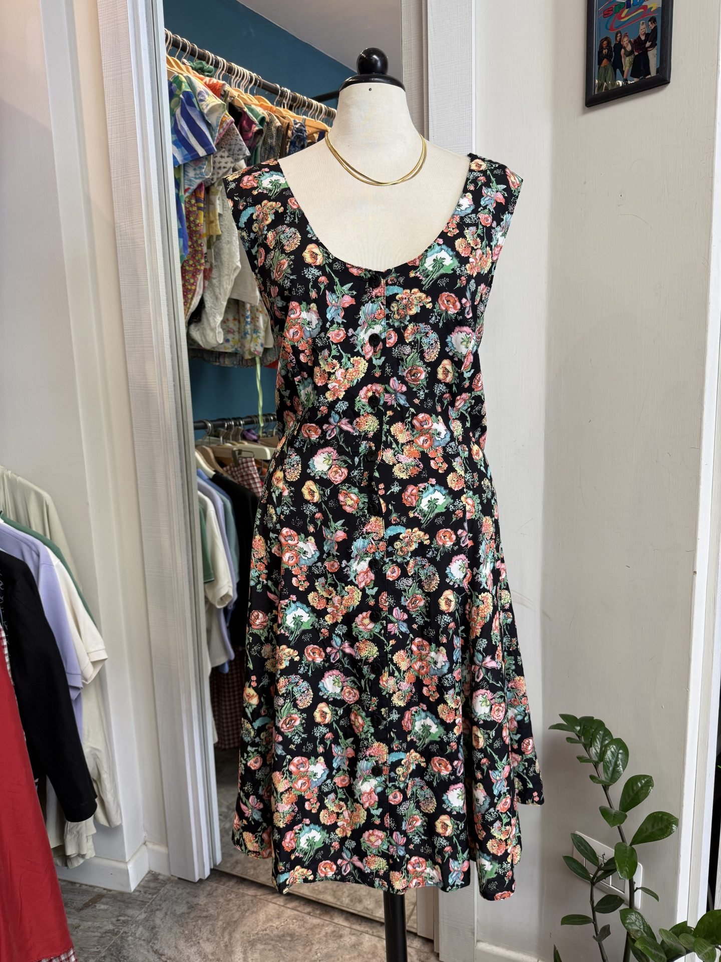 Vestito nero floreale incrociato