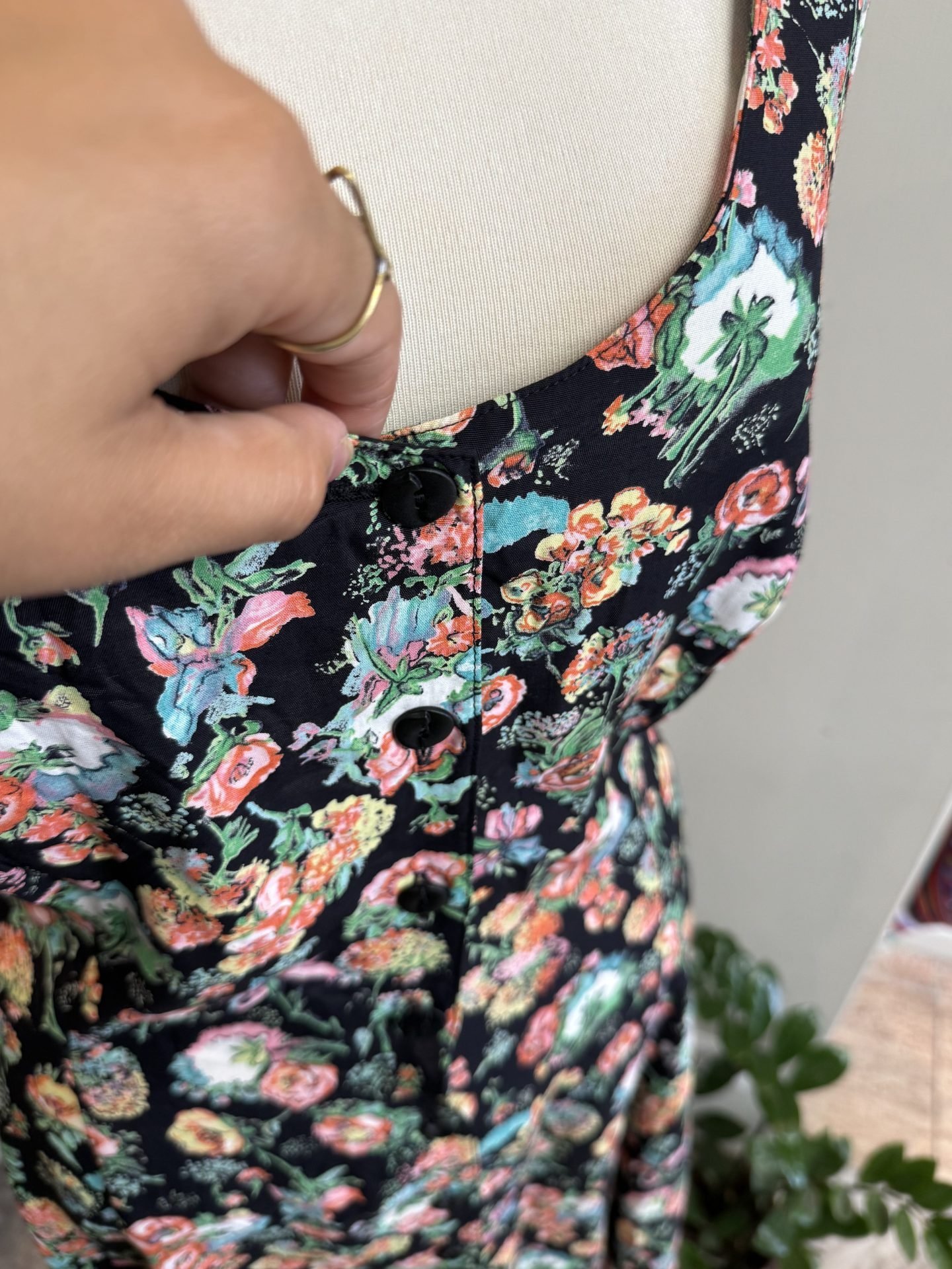 Vestito nero floreale incrociato