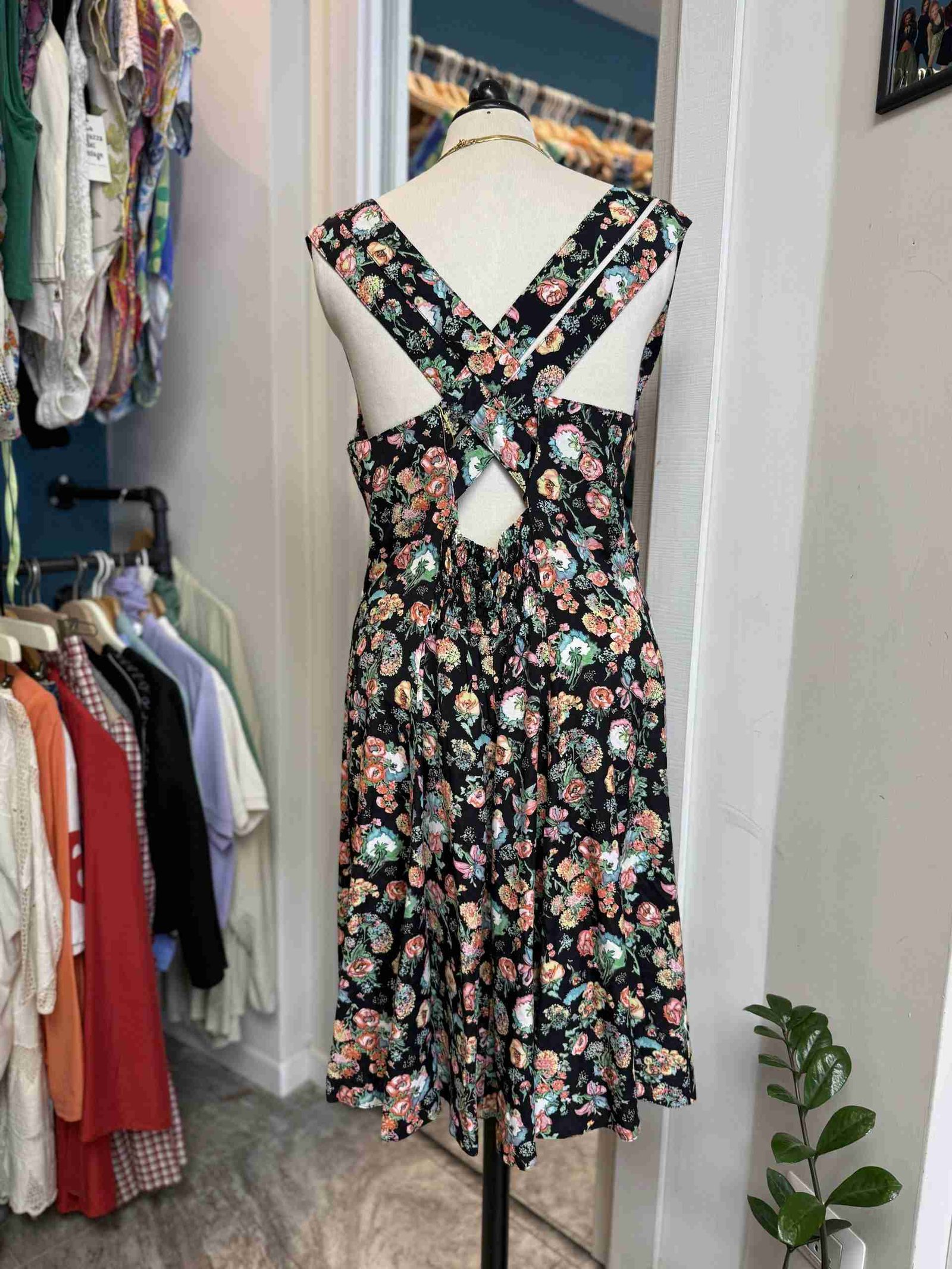 Vestito nero floreale incrociato