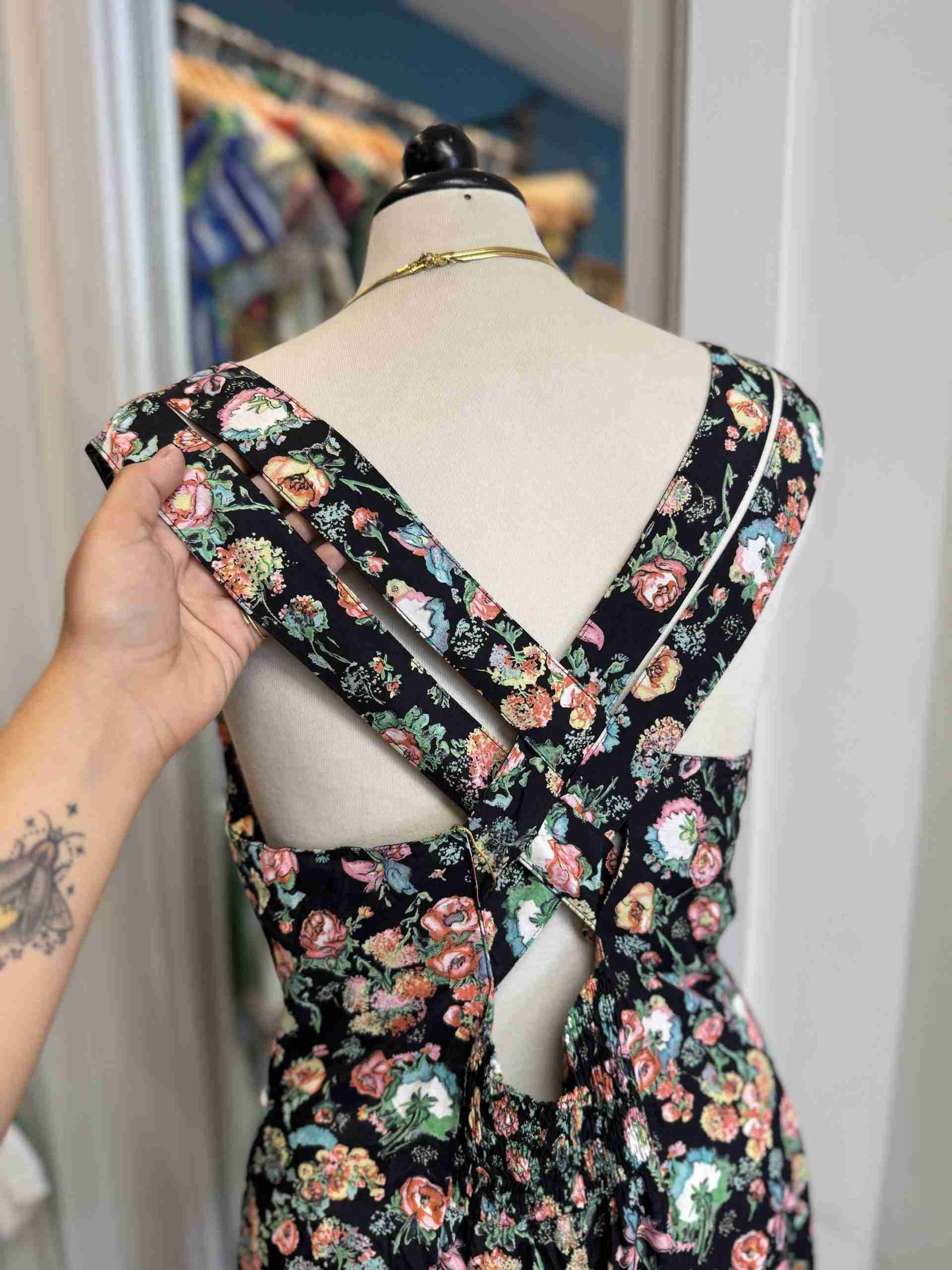 Vestito nero floreale incrociato