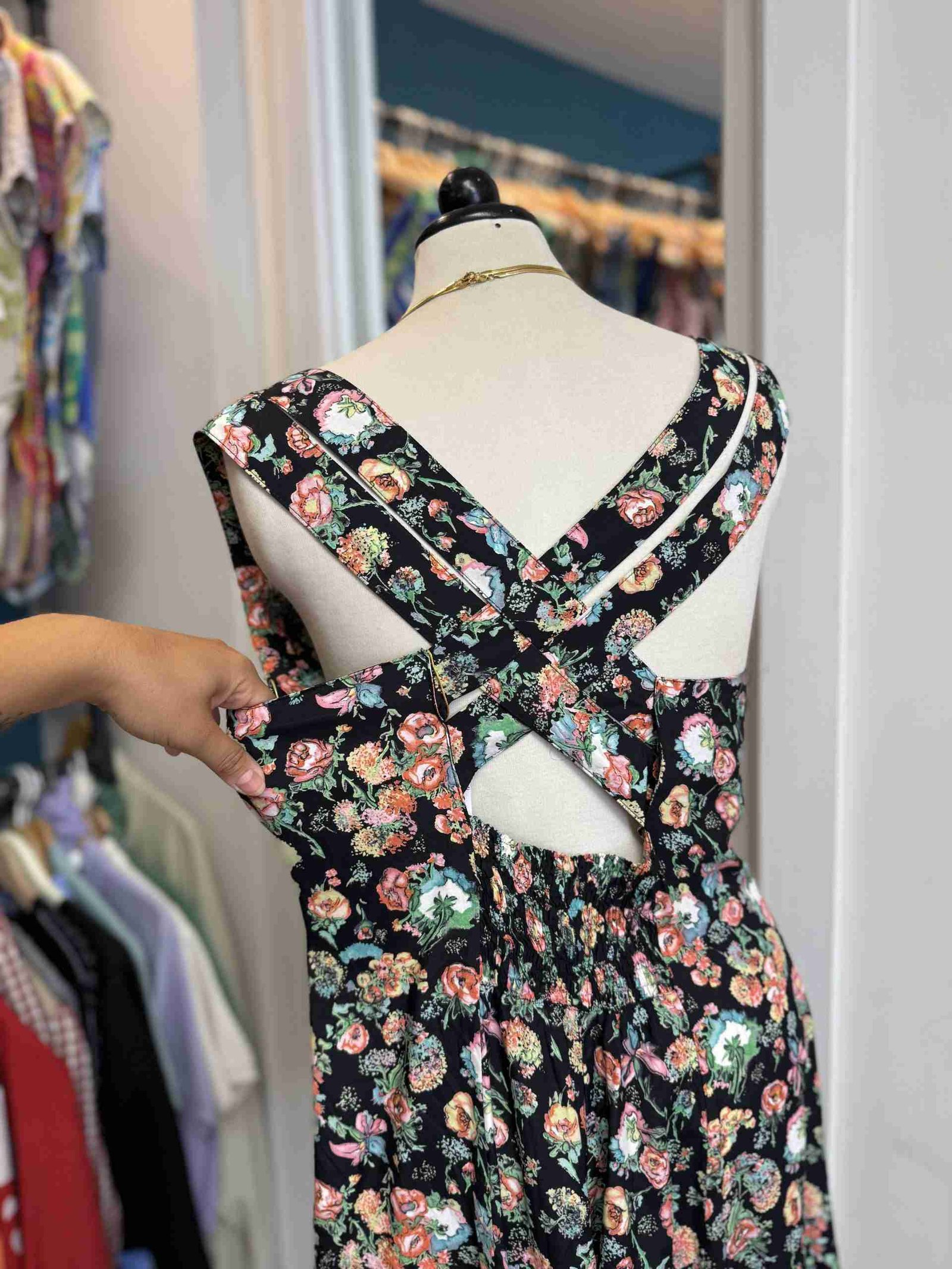 Vestito nero floreale incrociato