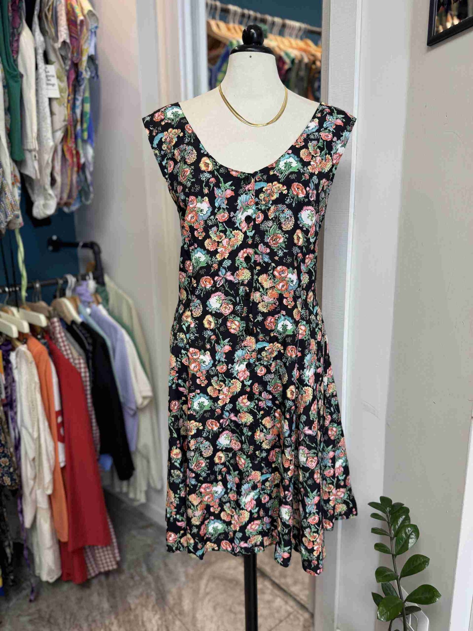 Vestito nero floreale incrociato