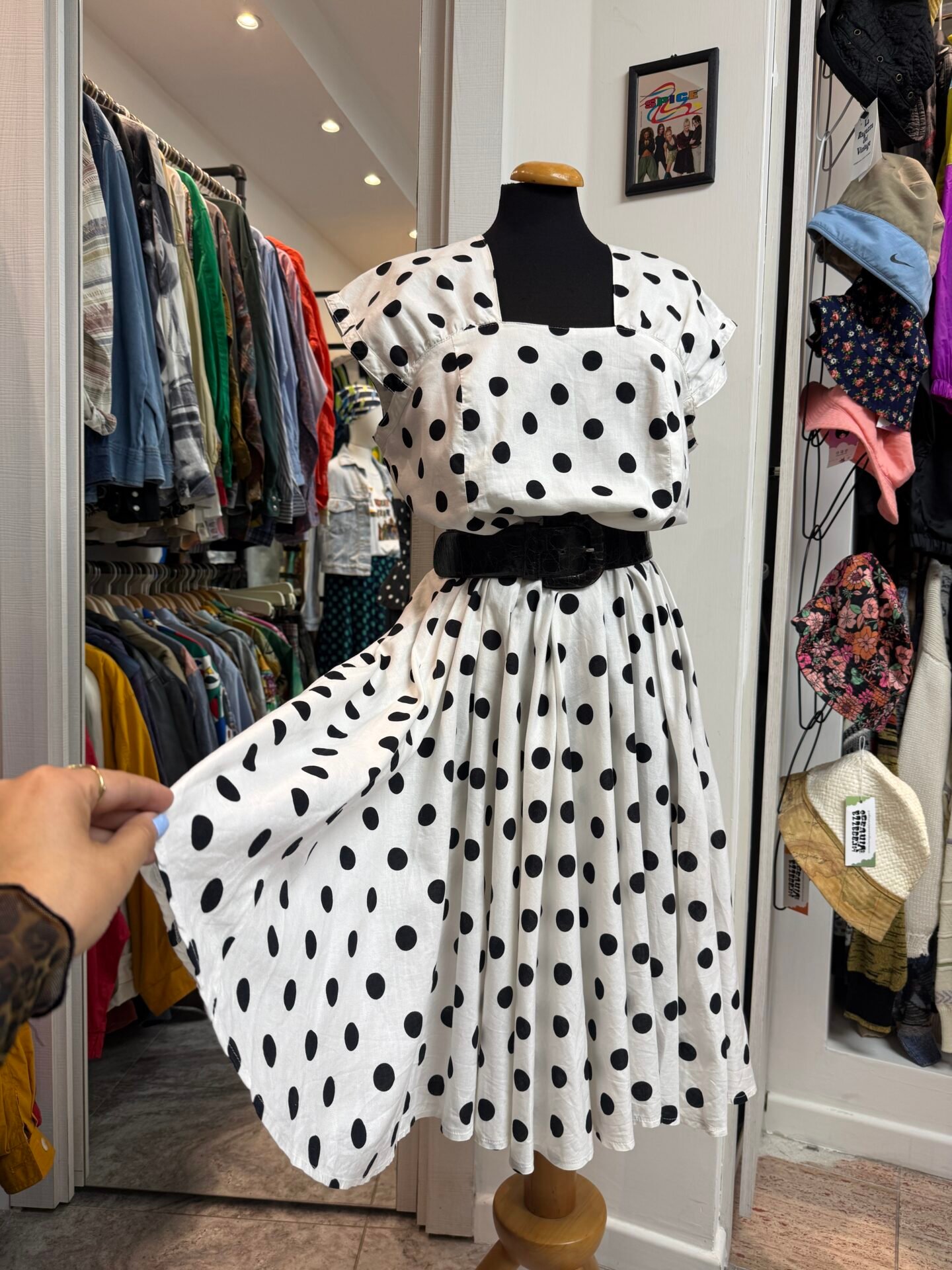 Vestito bianco a pois