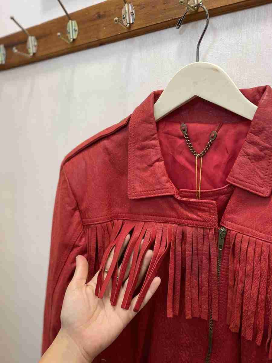 Chiodo rosso con frange