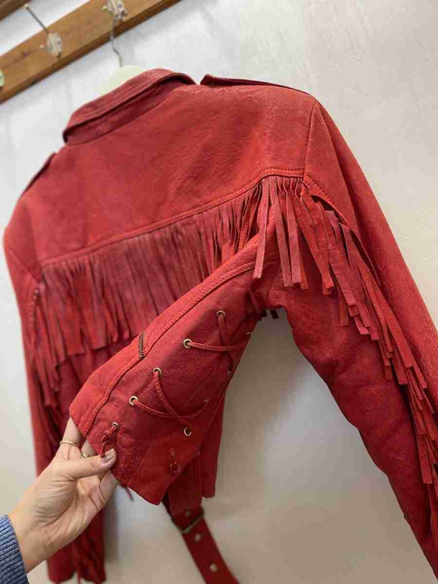 Chiodo rosso con frange